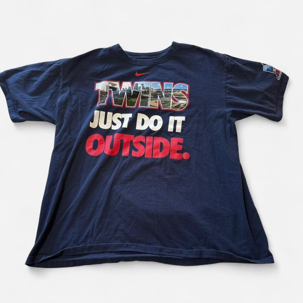 Nike Men's Navy and Blue T-shirt